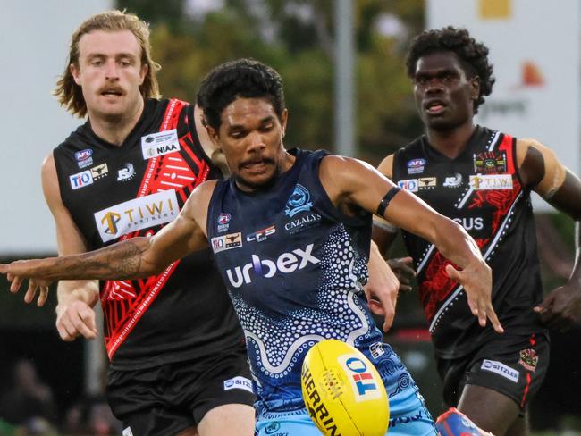 Liam Holt-Fitz on the run for the Darwin Buffaloes against the Tiwi Bombers in the 2022-23 NTFL season. Picture: Celina Whan / AFLNT Media