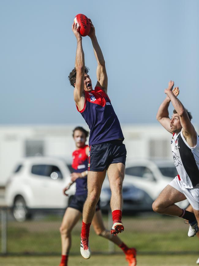 Jordan Moncrieff marks for Mt Eliza.