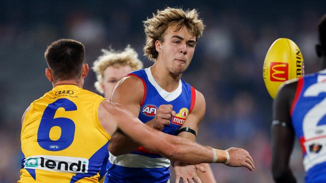 Ryley Sanders gets a handball away under pressure from Elliot Yeo. Picture: Dylan Burns/AFL Photos via Getty Images