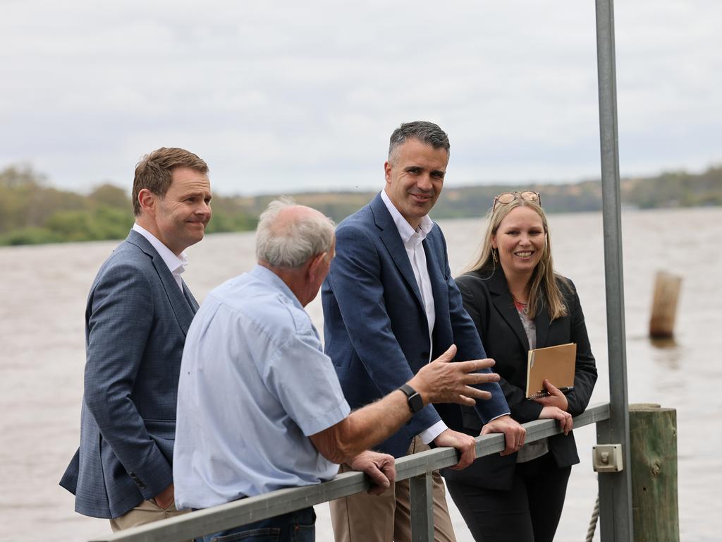 SA Premier Peter Malinauskas vists Mannum to update flood assistance. Picture: David Mariuz/NCA NewsWire