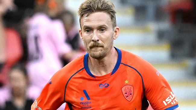 BRISBANE, AUSTRALIA - MARCH 01: Ben Halloran of the Roar in action during the round 21 A-League Men match between Brisbane Roar and Melbourne Victory at Suncorp Stadium, on March 01, 2025, in Brisbane, Australia. (Photo by Bradley Kanaris/Getty Images)