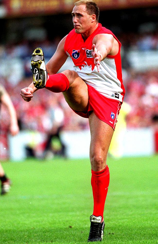 Tony Lockett kicking his 1300th in 1999 against Collingwood.