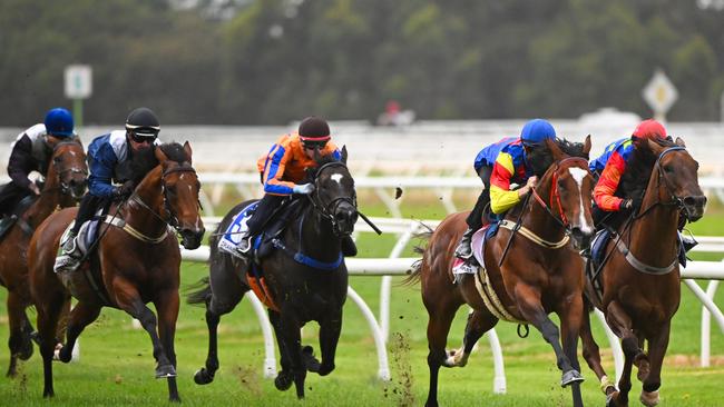 Imperatriz (orange) behind Bella Nipotina (right), Cinderella Days (second right) and I Am Unstoppable (second left).