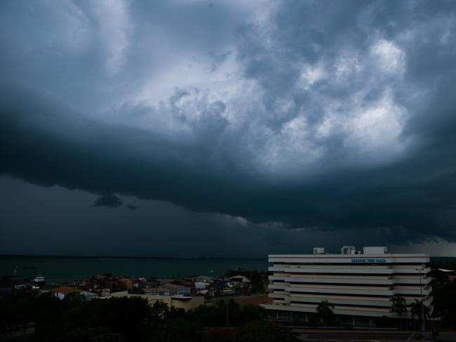 A severe storm formed near Darwin Mon 12/11/2007 and blasted Darwin and Palmerston with lightning, torrential rain.Darwin, while missing out on the torrential rain, was blasted with a number of cloud-to-ground lightning strikes.Paul Mossmanwww.northauschasers.com