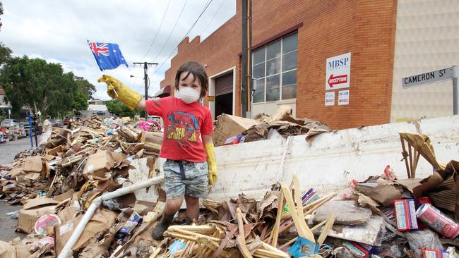 News BSM 15.1.11 West End clean-up. Christian Skafte 5yrs from Bribie island ph 0413342205. Cameron st. Pic Annette Dew