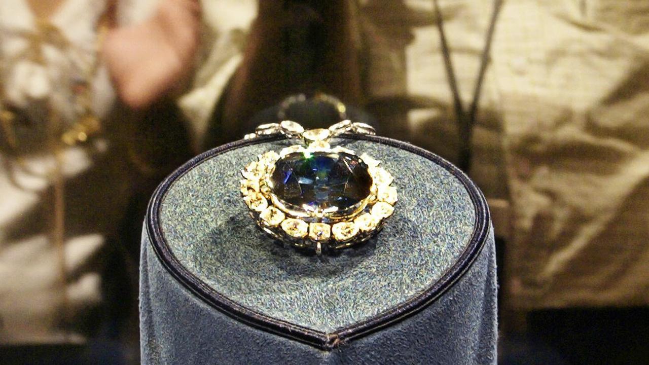 TO GO WITH AFP STORIES IN FRENCH AND IN ENGLISH BY MARIE-PIERRE FEREY AND RICHARD INGHAM : |A LA POURSUITE DU  DIAMANT BLEU DE LA COURONNE | AND |US HAS SUN KING'S STOLEN GEM, SAY FRENCH EXPERTS| (FILES) - A picture taken on June 30, 2003 shows the 45.52 carat blue Hope Diamond at the Smithsonian National Museum of Natural History in Washington, DC. French experts said on November 18, 2008 they had proof that the Hope Diamond, a star exhibit in Washington's Smithsonian Institution, is a legendary gem once owned by King Louis XIV that was looted in the French Revolution. AFP PHOTO/Paul J. RICHARDS