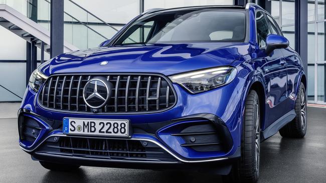 Mercedes-AMG GLC 43 4MATIC SUV (Kraftstoffverbrauch kombiniert 10,2-9,8 l/100 km, CO2-Emissionen kombiniert 232-223 g/km) Exterieur: Spektral blau; Interieur: Leder AMG schwarz mit roter Ziernaht;Kraftstoffverbrauch kombiniert 10,2-9,8 l/100 km, CO2-Emissionen kombiniert 232-223 g/km* Mercedes-AMG GLC 43 4MATIC SUV (combined fuel consumption, weighted: 10.2-9.8 l/100 km; combined CO2 emissions, weighted: 232-223 g/km) exterior: spectral blue; interior: leather AMG black with red stitching;Combined fuel consumption, weighted: 10.2-9.8 l/100* km; combined CO2 emissions, weighted: 232-223 g/km*