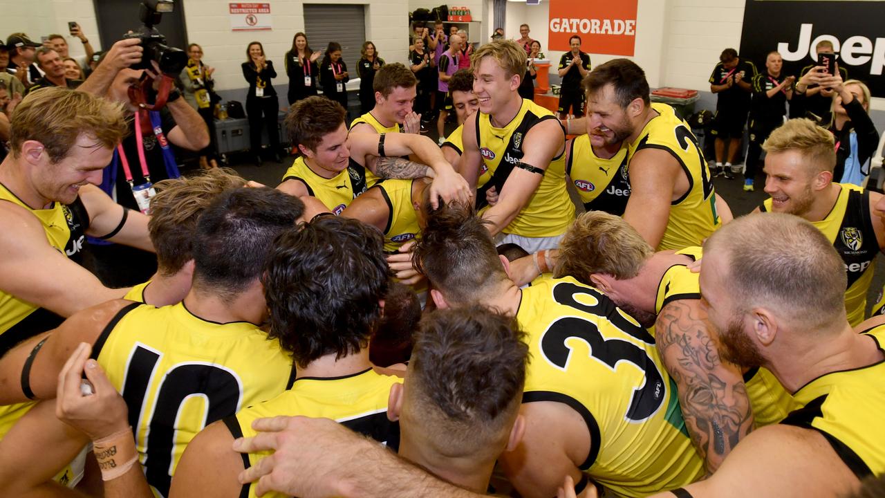 Richmond players celebrate. (AAP Image/Sam Wundke) 