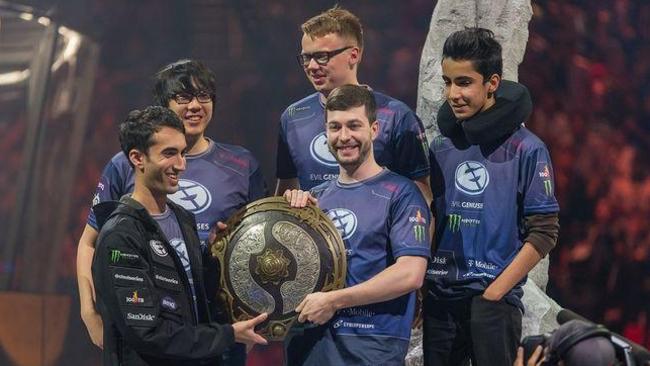 Universe, lower left, with EG in 2015 after winning The International 5. The veteran offlaner has left the team.
