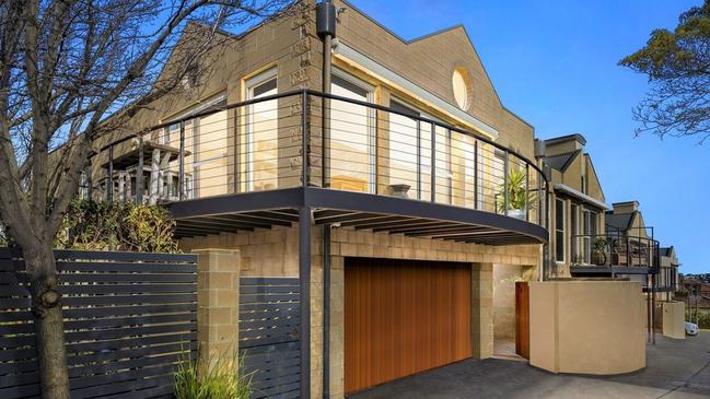 1/14 Wilsons Road, Mornington embraces its coastal location.