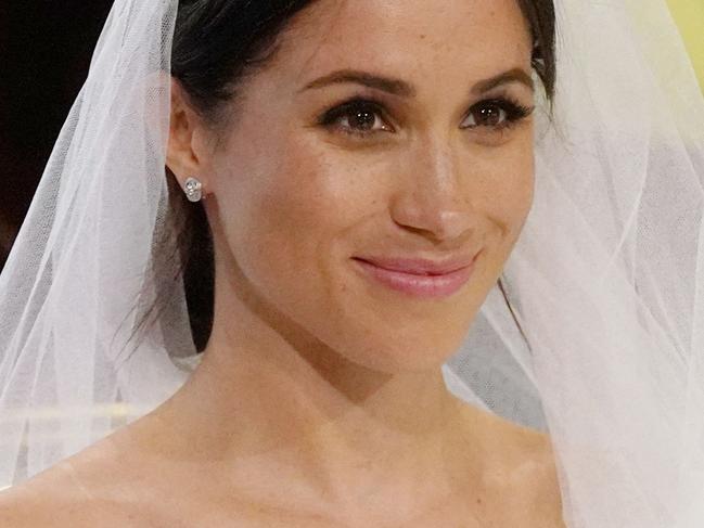 TOPSHOT - US fiancee of Britain's Prince Harry, Meghan Markle arrives at the High Altar for their wedding ceremony in St George's Chapel, Windsor Castle, in Windsor, on May 19, 2018. / AFP PHOTO / POOL / Jonathan Brady