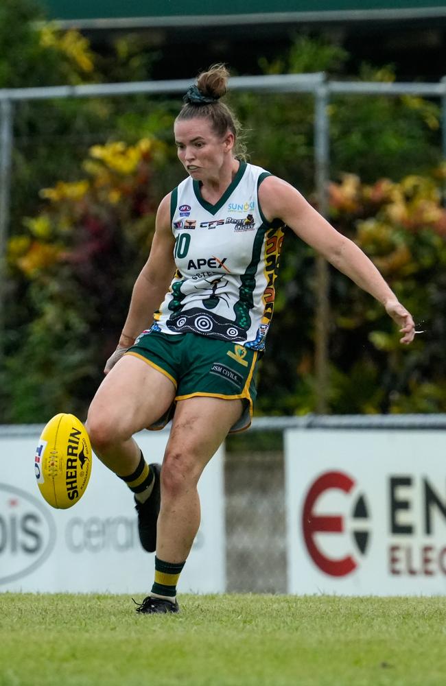 Reni Hicks playing for PINT in the 2024-25 NTFL season. Picture: Tymunna Clements / AFLNT Media