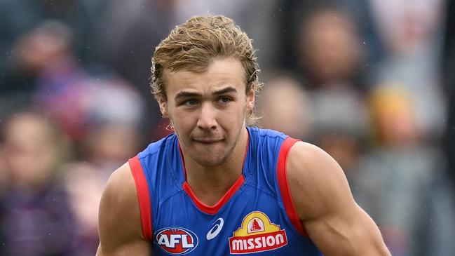 MELBOURNE, AUSTRALIA - FEBRUARY 15: Ryley Sanders of the Bulldogs looks to pass the ball during the 2025 AFL Pre-Season match between Western Bulldogs and Essendon Bombers at Whitten Oval on February 15, 2025 in Melbourne, Australia. (Photo by Quinn Rooney/Getty Images)