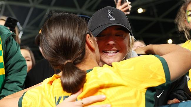 Sam Kerr embraces partner and USWNT midfielder Kristie Mewis.