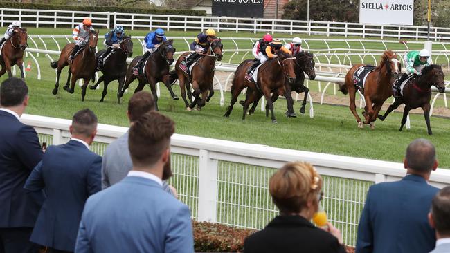 Riderless horse Bricktop gave the leading jockeys in the home straight a few nervous moments in race two after he dislodged jockey Jamie Mott at the start of the race.