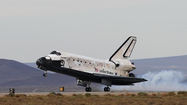 Space Shuttle Discovery lands in the Mojave Desert in 2008. Picture: David McNew/Getty Images/AFP