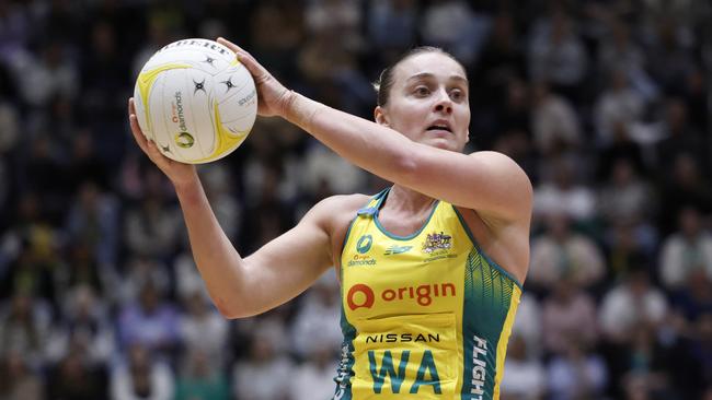 BENDIGO, AUSTRALIA - SEPTEMBER 25: Liz Watson of Australia looks to pass the ball during game three of the international series between Australia Diamonds and England Roses at Bendigo Stadium on September 25, 2024 in Bendigo, Australia. (Photo by Daniel Pockett/Getty Images)