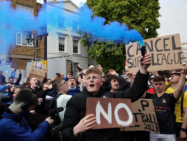 TOPSHOT - Football supporters demonstrate against the proposed European Super League outside of Stamford Bridge football stadium in London on April 20, 2021, ahead of the English Premier League match between Chelsea and Brighton and Hove Albion. - The 14 Premier League clubs not involved in the proposed European Super League 