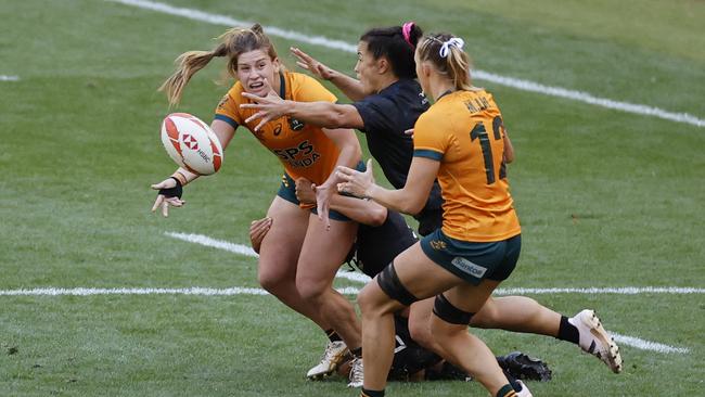 Australia's Isabella Nasser passes the ball to Maddison Levi during the HSBC World Rugby Sevens women's semi-final match between Australia and New Zealand at the Metropolitano stadium in Madrid on June 2, 2024. (Photo by OSCAR DEL POZO / AFP)