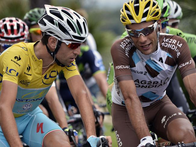 France’s Jean-Christophe Peraud, right, speaks with Vincenzo Nibali.