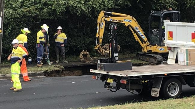 A Sydney Water emergency repair crew working on the burst water main on Warringah Rd, Narraweena. Picture: Jim O'Rourke