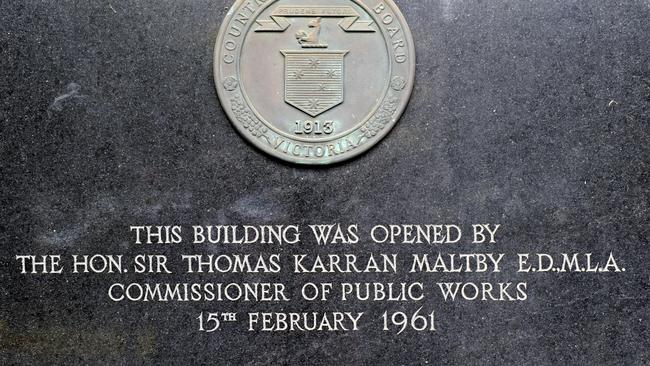 A plaque outside the Country Roads Board office in Kew.