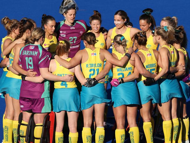 PERTH, AUSTRALIA - JUNE 26: The Hockeyroos huddle during the FIH Pro League match between the Australian Hockeyroos and the New Zealand Black Sticks at Perth Hockey Stadium on June 26, 2021 in Perth, Australia. (Photo by Paul Kane/Getty Images)