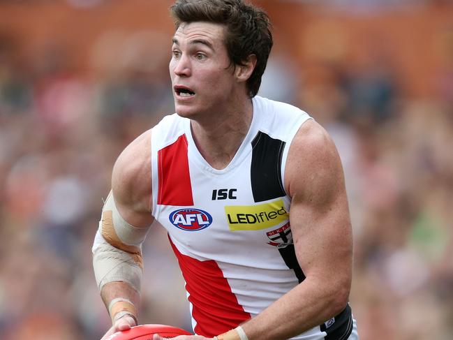 AFL - Adelaide Crows v St Kilda at The Adelaide Oval. Lenny Hayes on the run. Photo Sarah Reed.