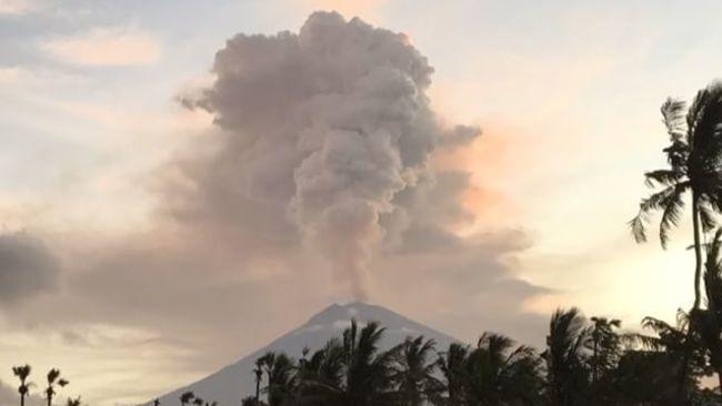  Mount  Agung  Eruption  Threatens to Disrupt Flights in Bali 