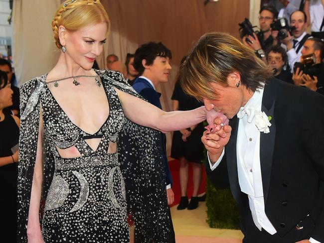 Nicole Kidman, left, and Keith Urban arrive at The Metropolitan Museum of Art Costume Institute Benefit Gala, celebrating the opening of "Manus x Machina: Fashion in an Age of Technology" on Monday, May 2, 2016, in New York. (Photo by Charles Sykes/Invision/AP)