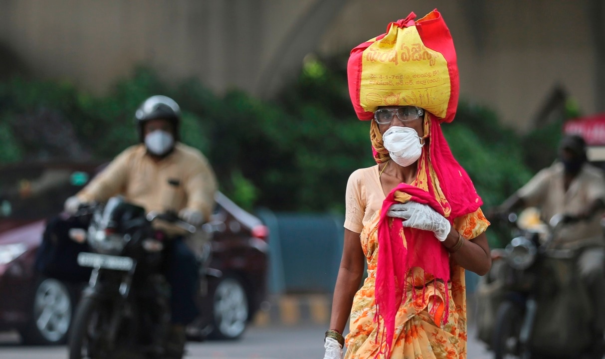 Makeshift crematorium set up in India amid world's fastest growing virus outbreak