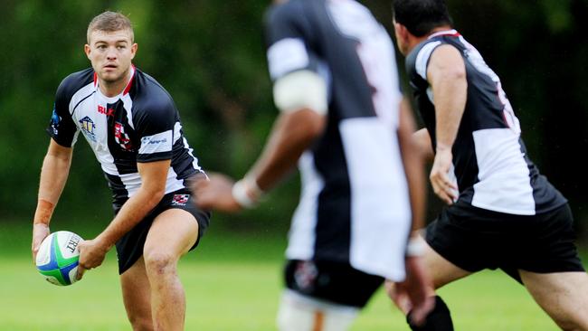 Shaun Ley passes to a University Pirates teammate in their match against South Darwin. Picture: ELISE DERWIN.