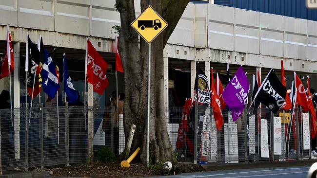 CFMEU on a pickett line in Roma st Cross River Rail site.