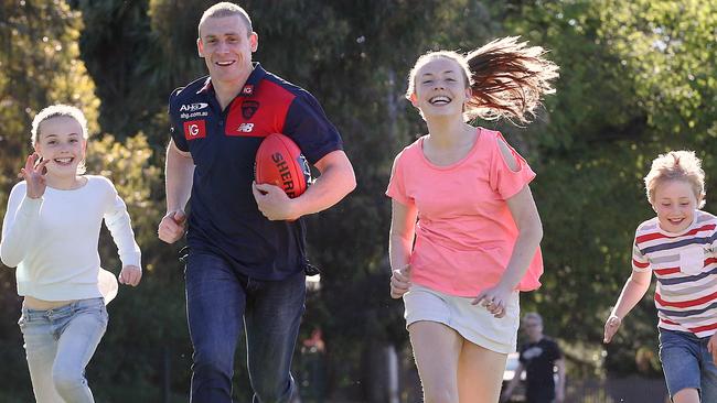 Simon Goodwin with his young children. Picture: Wayne Ludbey