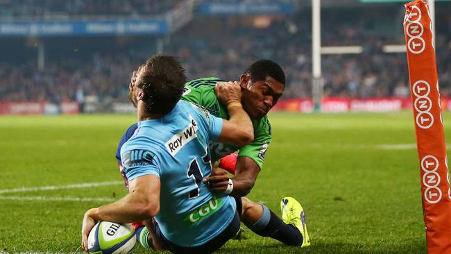 Rob Horne of the Waratahs beats Waisake Naholo of the Highlanders to score in the corner.