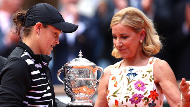 Evert awarded Ash Barty her French Open title. Photo by Clive Brunskill/Getty Images