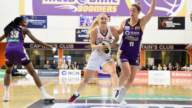 Melbourne Boomers’ Lindsay Allen and Jenna O’Hea pressure Adelaide captain Nicole Seekamp. Picture: Lawrence Pinder