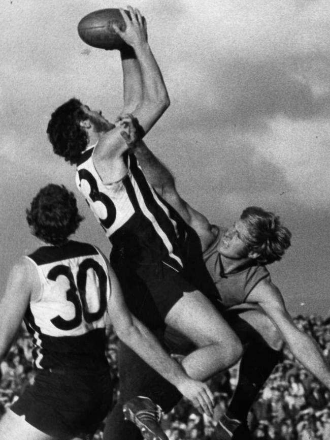 Randall Gerlach takes a grab against Sturt in 1971.