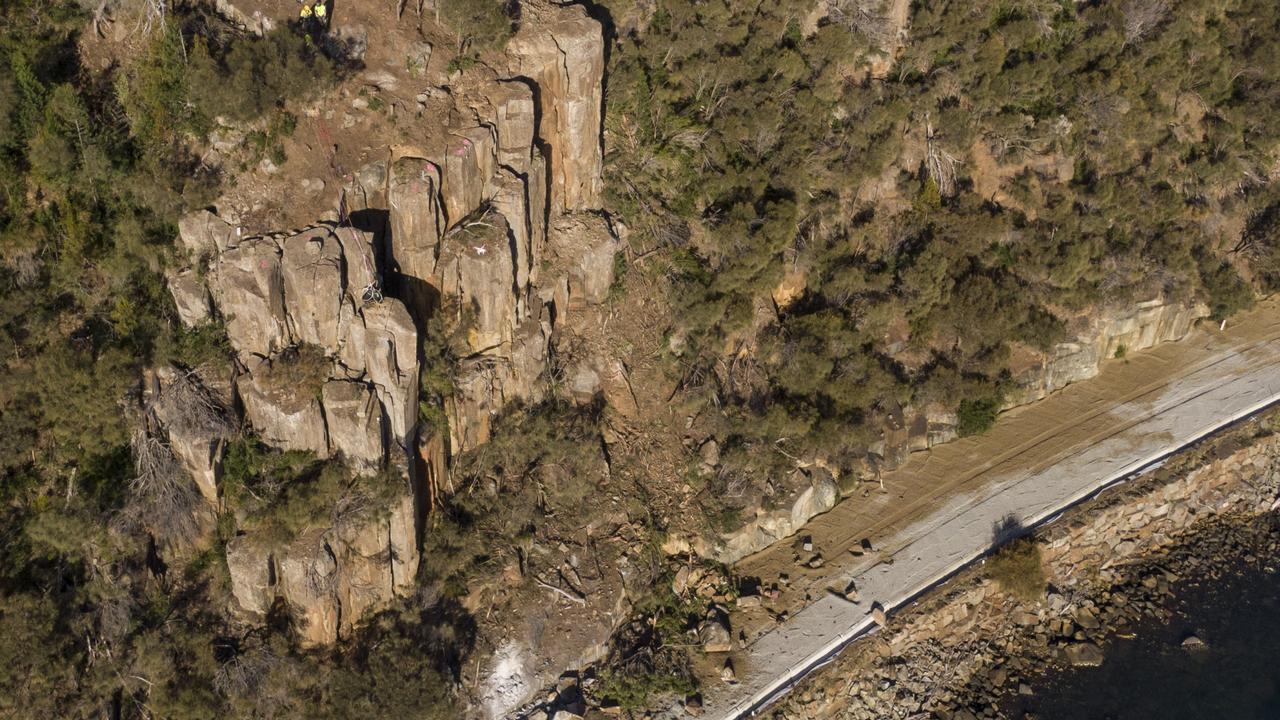 Rock removal along the Tasman Highway at Paradise Gorge. Photo: Luke Bowden/ABC