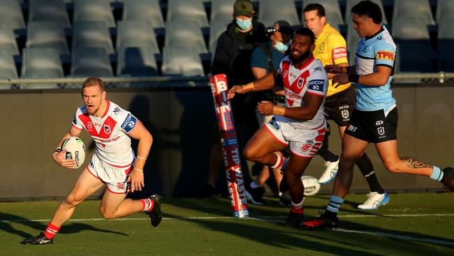 Matt Dufty (L) crosses for a disallowed try - but he was a handful all afternoon.. Picture: Getty