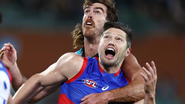 Stefan Martin battles against Scott Lycett in the preliminary final. Picture: Michael Klein