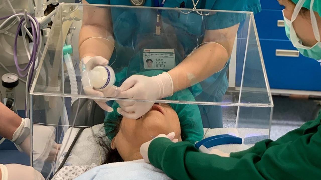 An example of doctors using the device on a patient in Taiwan.