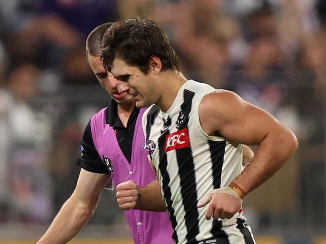 PERTH, AUSTRALIA - MAY 08: Lachie Schultz of the Magpies leaves the field injured during the 2025 AFL Round 09 match between the Fremantle Dockers and the Collingwood Magpies at Optus Stadium on May 8, 2025 in Perth, Australia. (Photo by Janelle St Pierre/AFL Photos via Getty Images)
