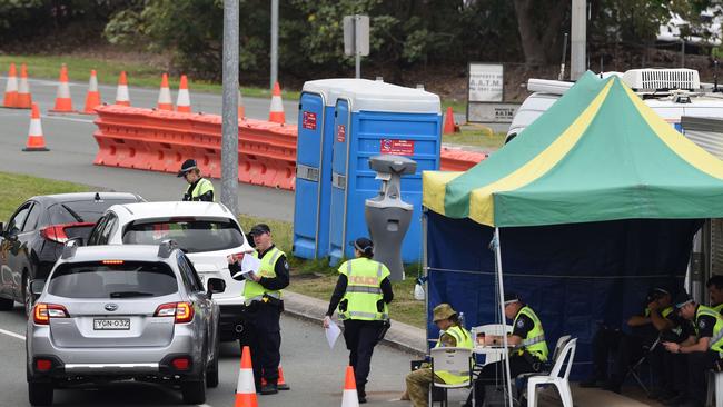 Police check cars at the Queensland border with. NSW. Picture: NCA NewsWire/Steve Holland