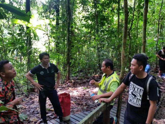 Search for missing Tasmanian Andrew Gaskell last known to be in the Mulu National Park in Sarawak Malaysia. The search involves 28 SAR members comprising of 8 from bomba, 8 from the police, 2 from Mulu Management and 4 locals from nearby Batu Bungan village. The teams split into 3 groups with the first group searching the Lagang Cave dan Moon Milk Cave areas, the 2nd group at Stonehorse Cave while the 3rd group will jungle trek to Mulu Summit, 24 km away. The trekking will take 4 days. Picture: SARAWAK FIRE AND RESCUE DEPARTMENT