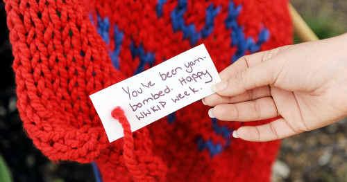 The note advising of the “yarnbomb”. 