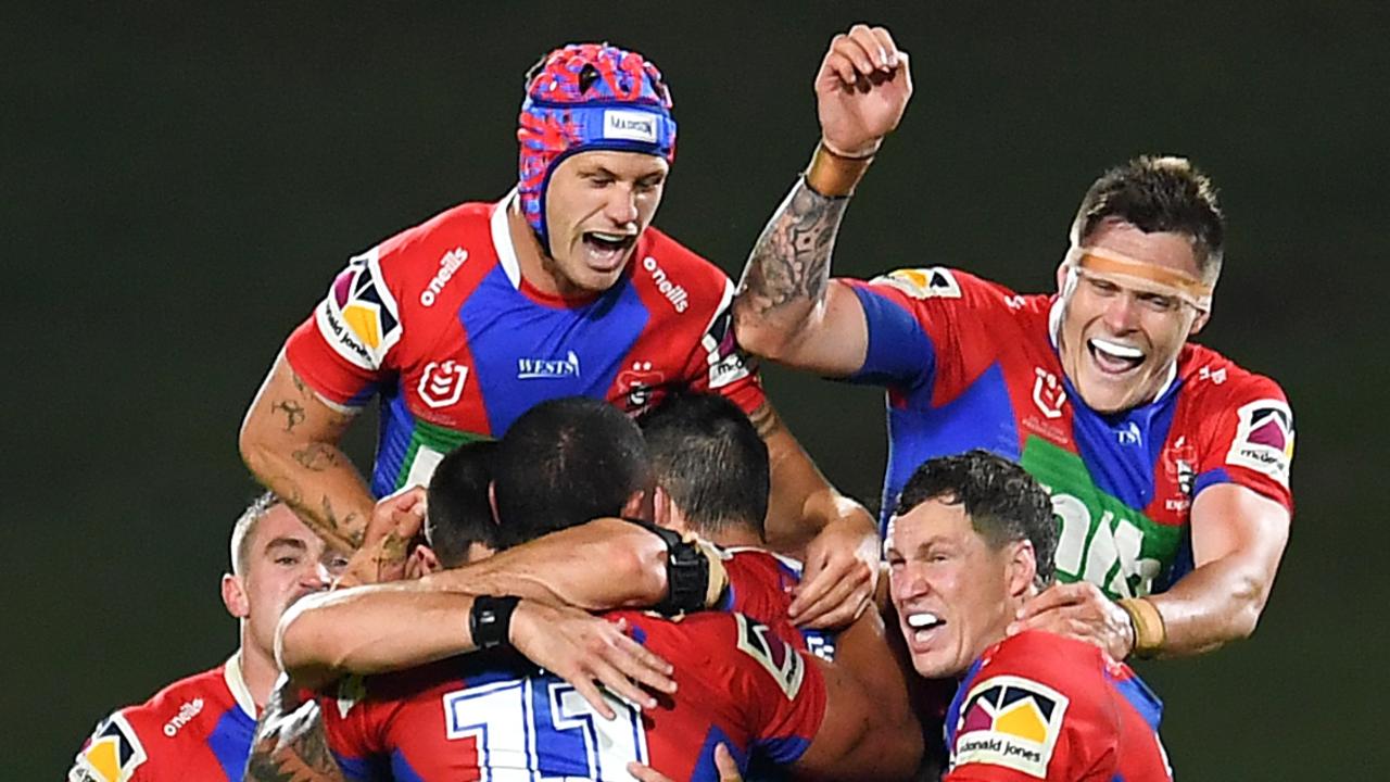 SUNSHINE COAST, AUSTRALIA - AUGUST 26: Knights celebrate after Mitchell Pearce kicked the winning penalty goal during the round 24 NRL match between the Newcastle Knights and the Gold Coast Titans at Sunshine Coast Stadium, on August 26, 2021, in Sunshine Coast, Australia. (Photo by Albert Perez/Getty Images)