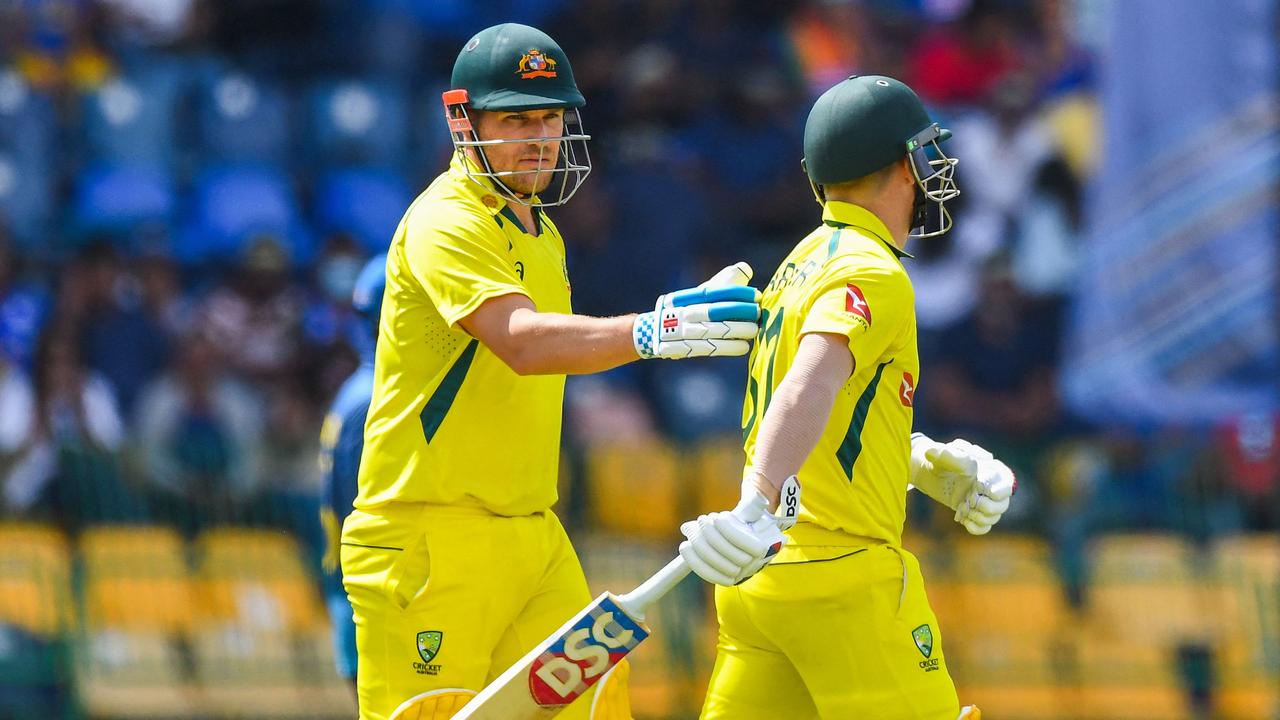 L'Australien David Warner (R) et le capitaine Aaron Finch seront là pour terminer le travail après que leurs quilleurs aient écarté le Sri Lanka pour 160 dans le cinquième et dernier ODI à Colombo.  Photo : AFP