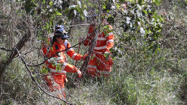 SES search properties off Dillon Rd in The Gap. Picture: Peter Wallis