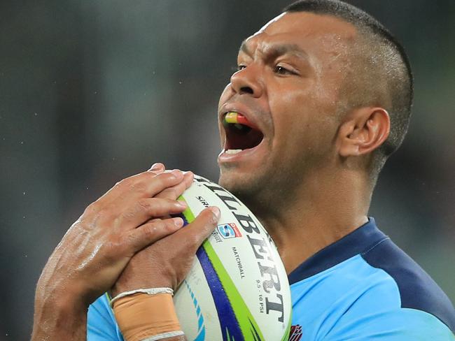 Waratahs’ Kurtley Beale catches the ball during the Super Rugby match between Australia's Waratahs and South Africa’s Lions at BankWest Stadium in Sydney on February 28, 2020. (Photo by MARK EVANS / AFP) / -- IMAGE RESTRICTED TO EDITORIAL USE - STRICTLY NO COMMERCIAL USE --